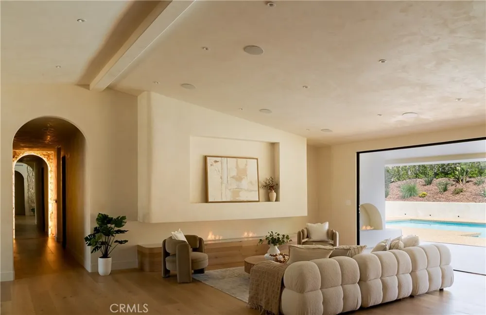 18840 La Amistad Tarzana, CA 91356