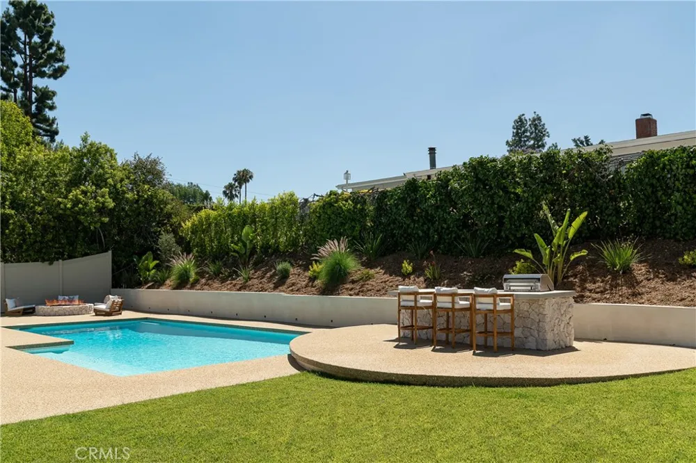 18840 La Amistad Tarzana, CA 91356