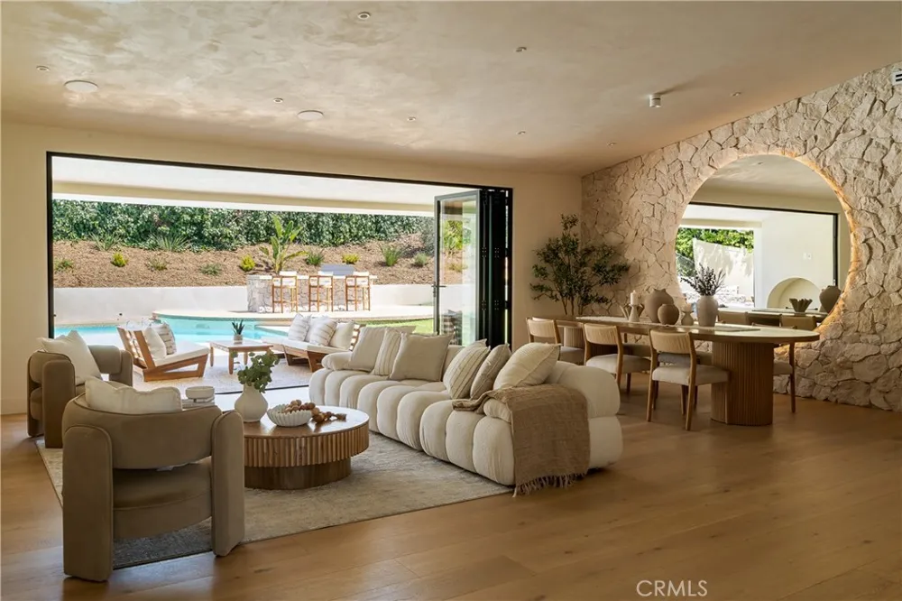 18840 La Amistad Tarzana, CA 91356