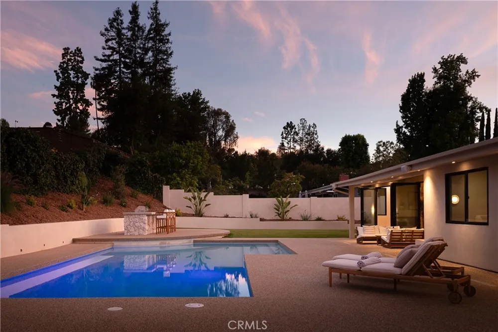 18840 La Amistad Tarzana, CA 91356