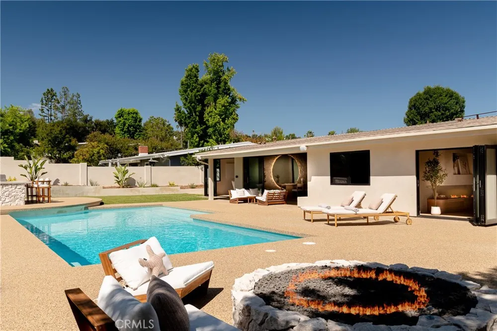 18840 La Amistad Tarzana, CA 91356