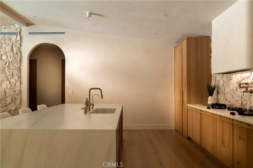 18840 La Amistad Tarzana, CA 91356