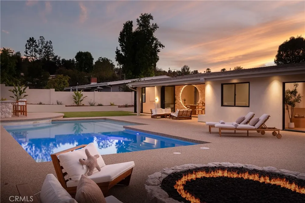18840 La Amistad Tarzana, CA 91356