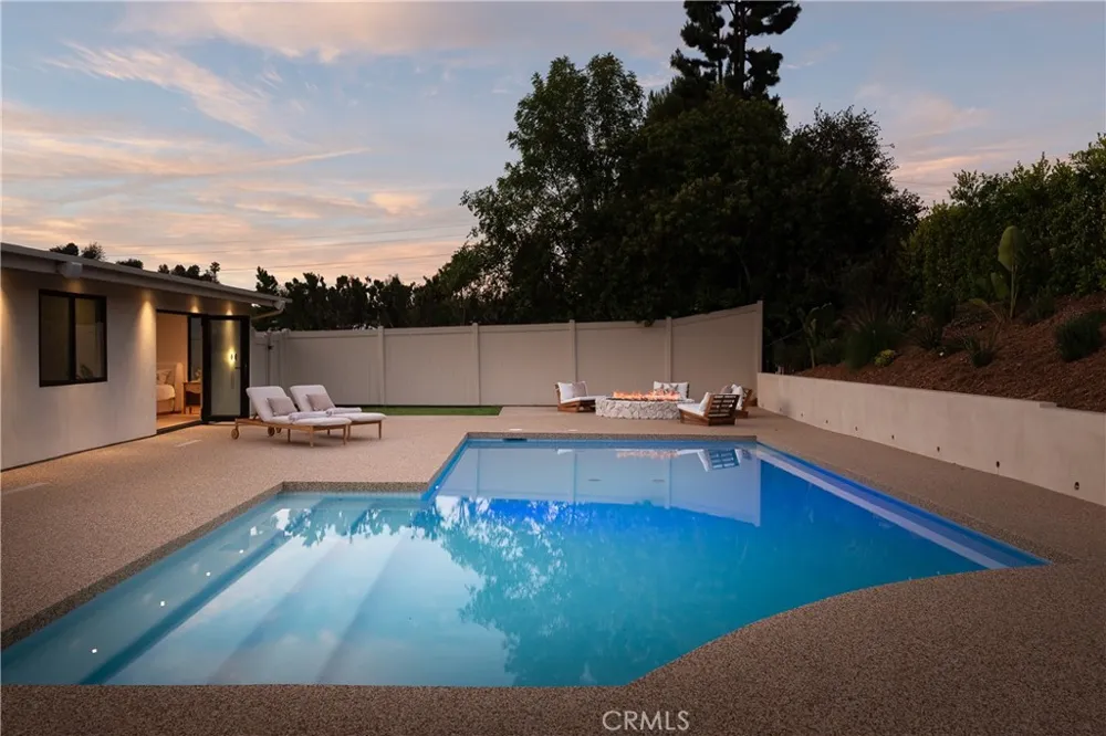 18840 La Amistad Tarzana, CA 91356