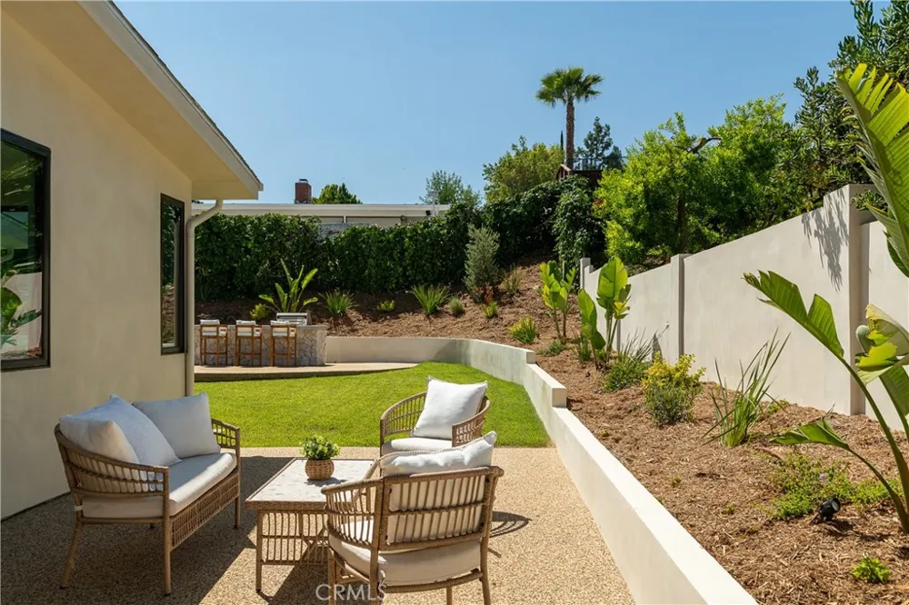 18840 La Amistad Tarzana, CA 91356
