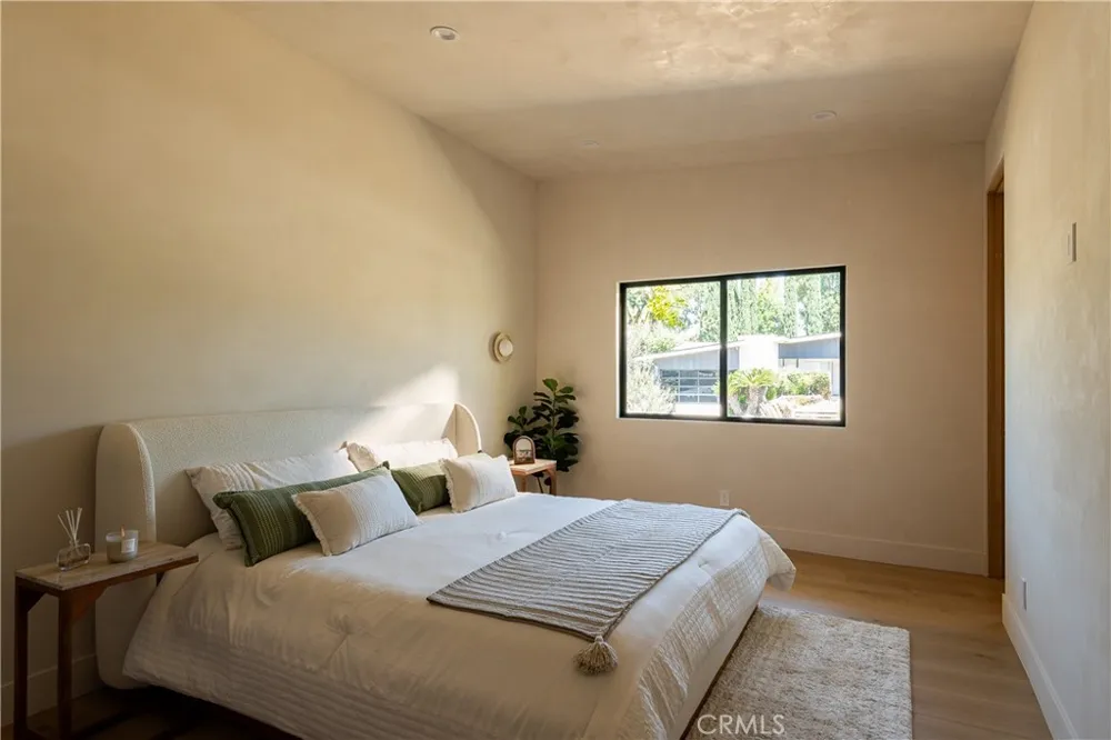 18840 La Amistad Tarzana, CA 91356