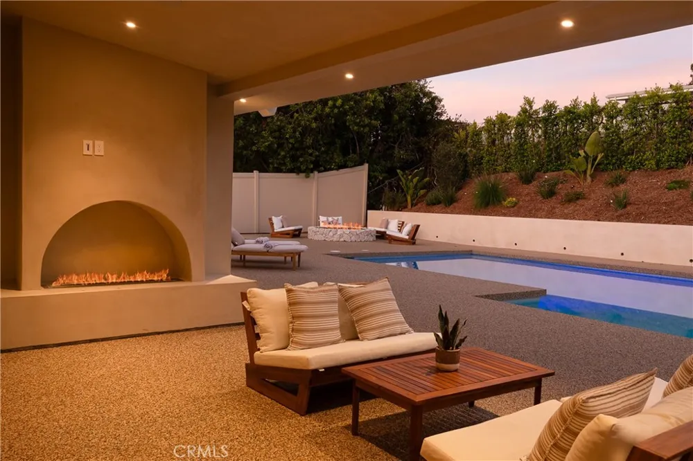 18840 La Amistad Tarzana, CA 91356