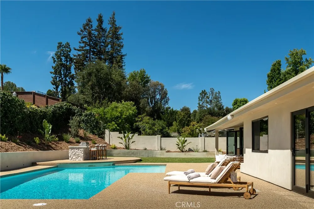 18840 La Amistad Tarzana, CA 91356