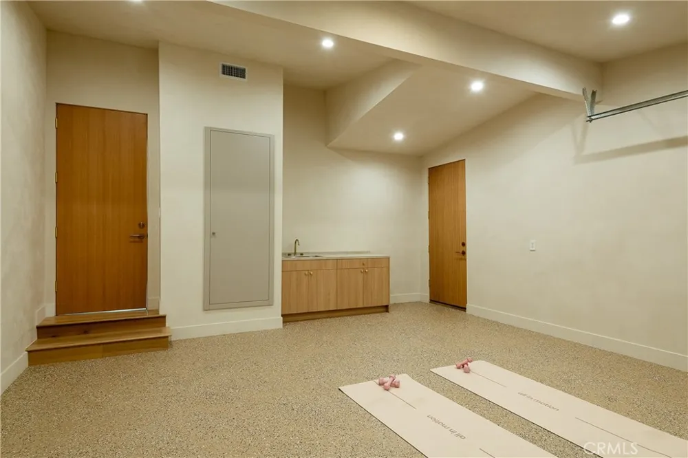 18840 La Amistad Tarzana, CA 91356