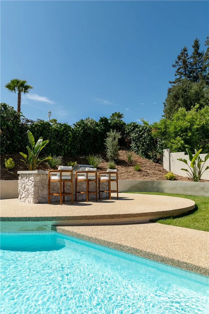 18840 La Amistad Tarzana, CA 91356