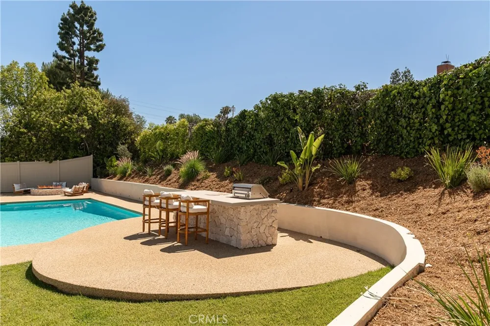 18840 La Amistad Tarzana, CA 91356