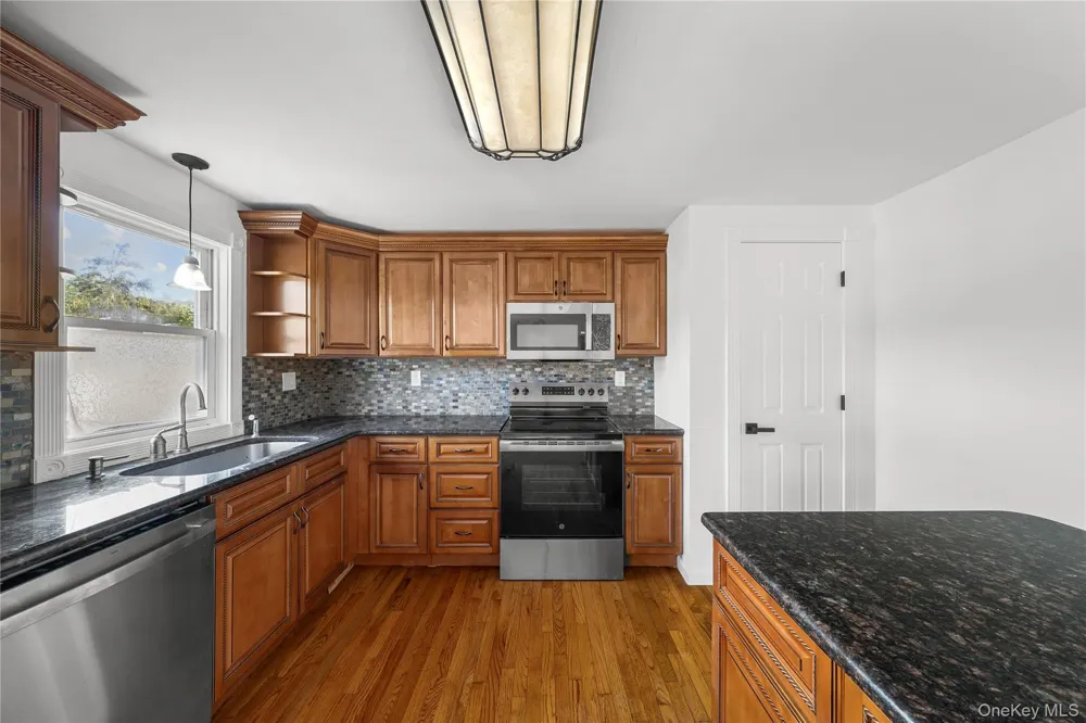 31 Concord Road Shirley, NY 11967