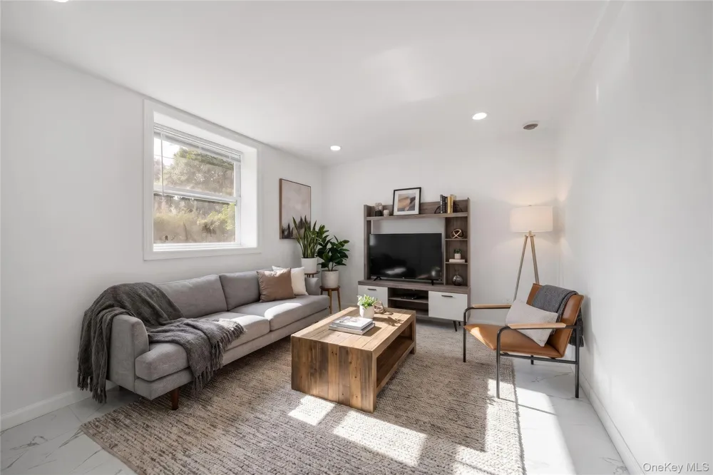 31 Concord Road Shirley, NY 11967