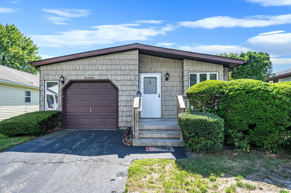 17 Dogwood Lane Manorville, NY 11949