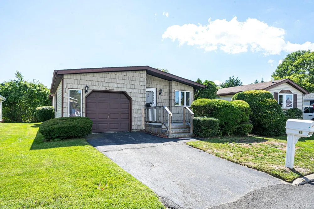 17 Dogwood Lane Manorville, NY 11949