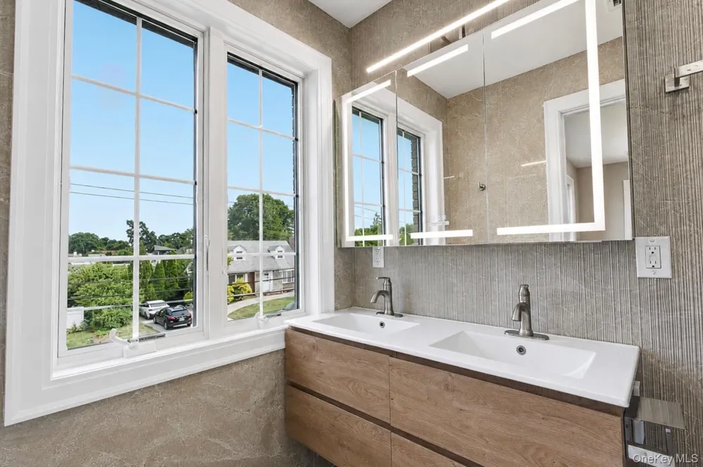 37 Beverly Drive Albertson, NY 11507