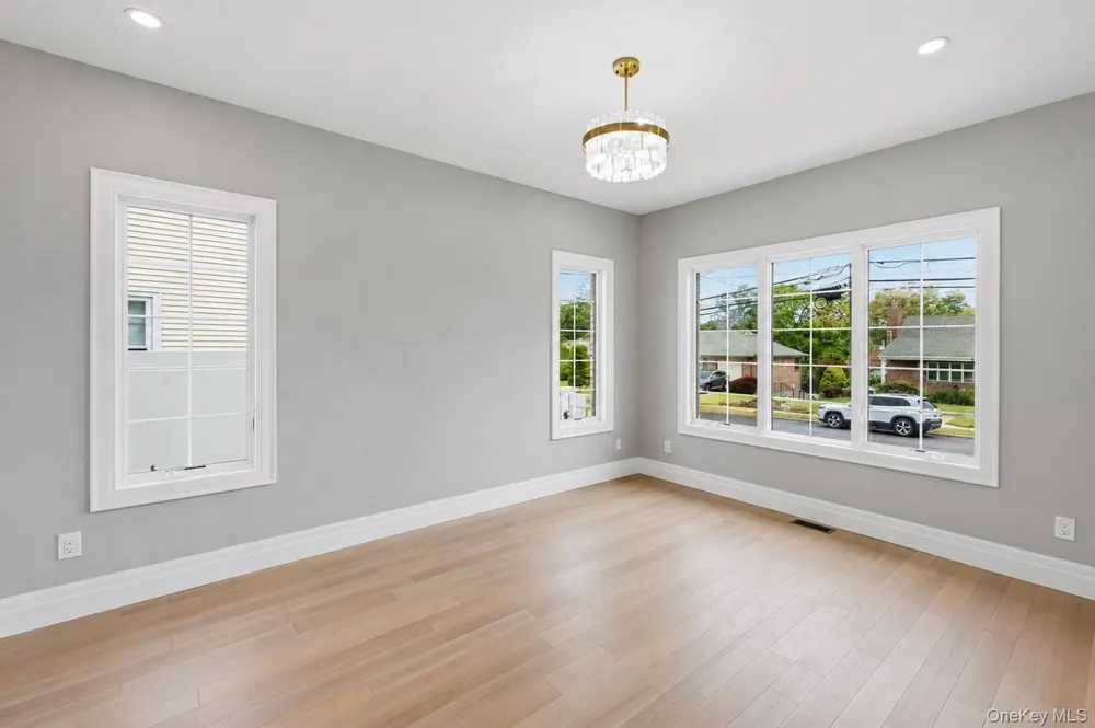 37 Beverly Drive Albertson, NY 11507