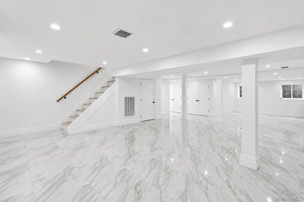 37 Beverly Drive Albertson, NY 11507