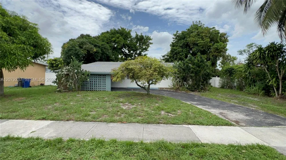 4421 NW 33rd St Lauderdale Lakes, FL 33319