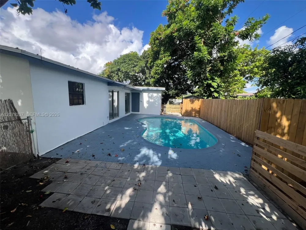 4421 NW 33rd St Lauderdale Lakes, FL 33319