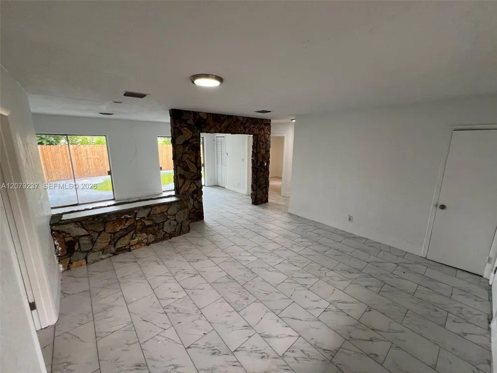 4421 NW 33rd St Lauderdale Lakes, FL 33319