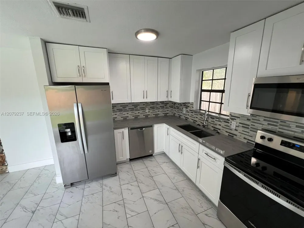 4421 NW 33rd St Lauderdale Lakes, FL 33319