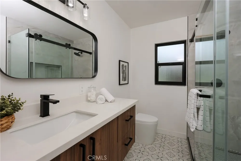 2409 Hesperian Street Santa Ana, CA 92706