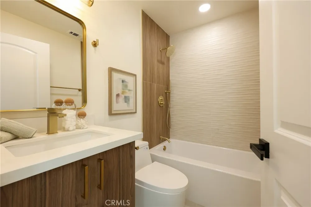 2409 Hesperian Street Santa Ana, CA 92706