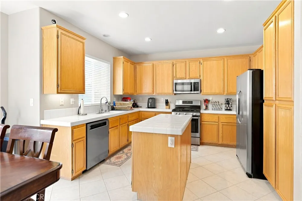 28282 Cedar Lane Saugus, CA 91350