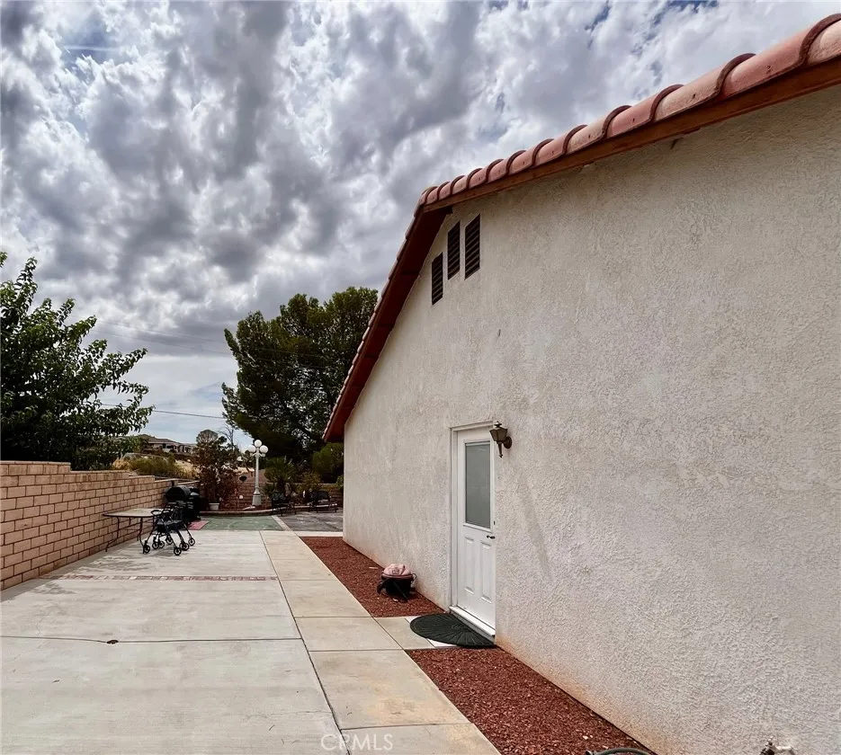 20055 Waco Court Apple Valley, CA 92308