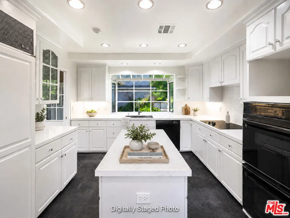 4645 Petit Avenue Encino, CA 91436