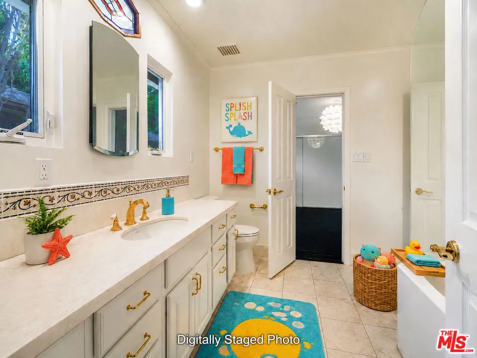 4645 Petit Avenue Encino, CA 91436