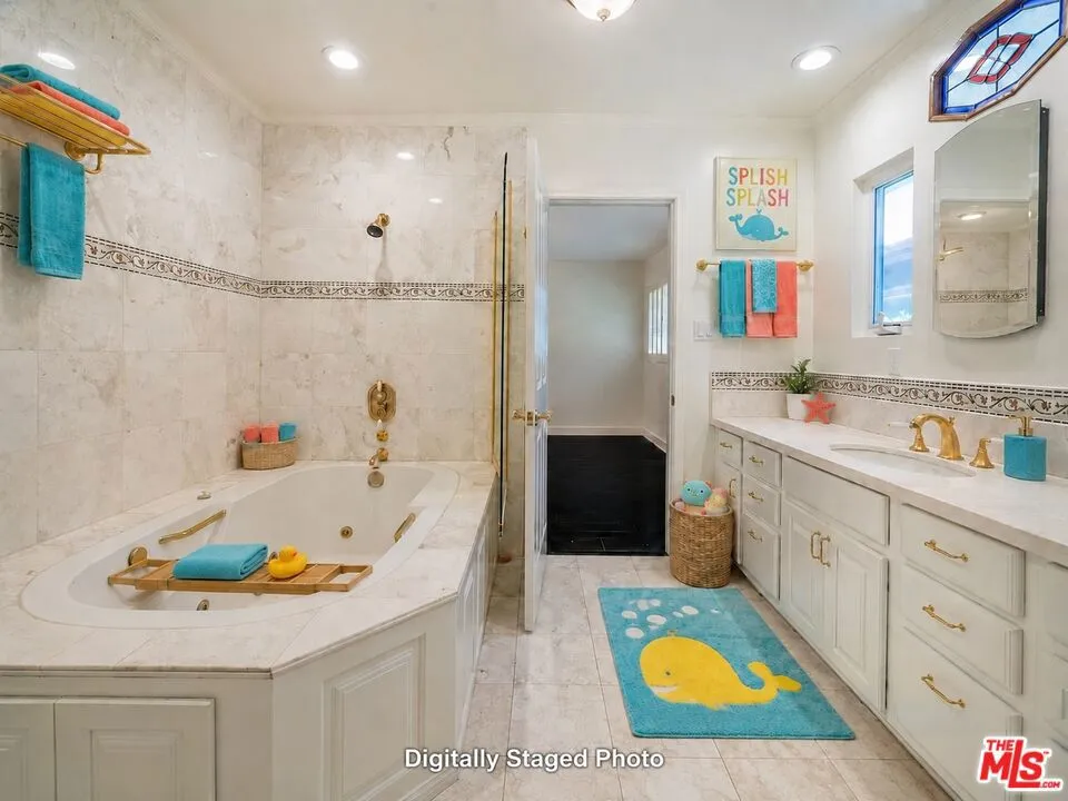 4645 Petit Avenue Encino, CA 91436