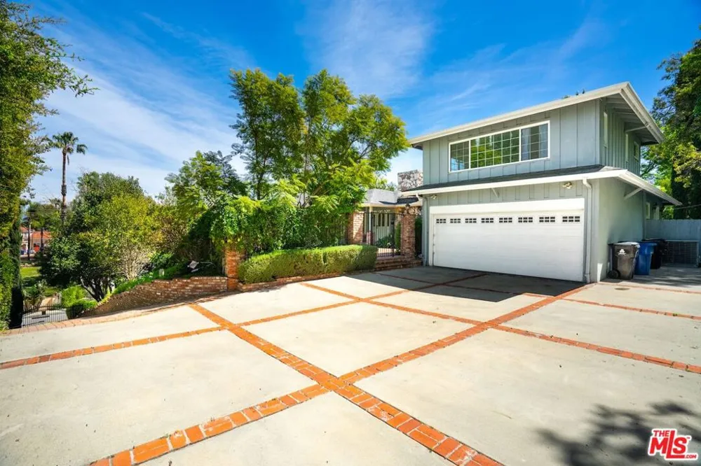 4645 Petit Avenue Encino, CA 91436