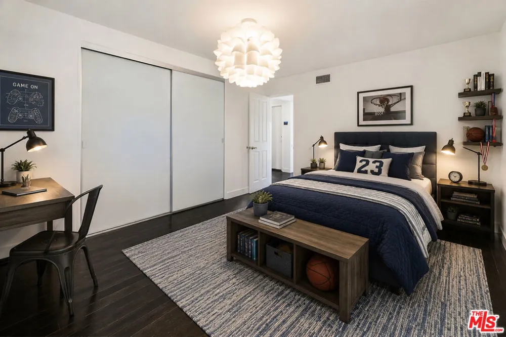 4645 Petit Avenue Encino, CA 91436