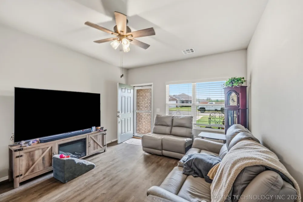 7511 E 143 STREET Collinsville, OK 74021