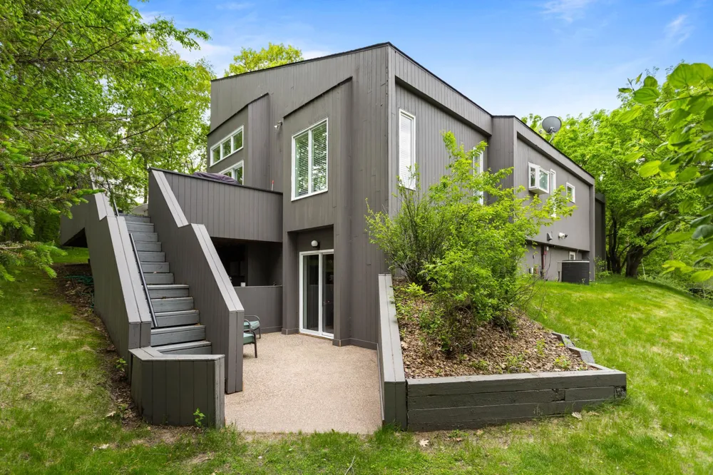 2925 Minnehaha Curve Minnetonka, MN 55391