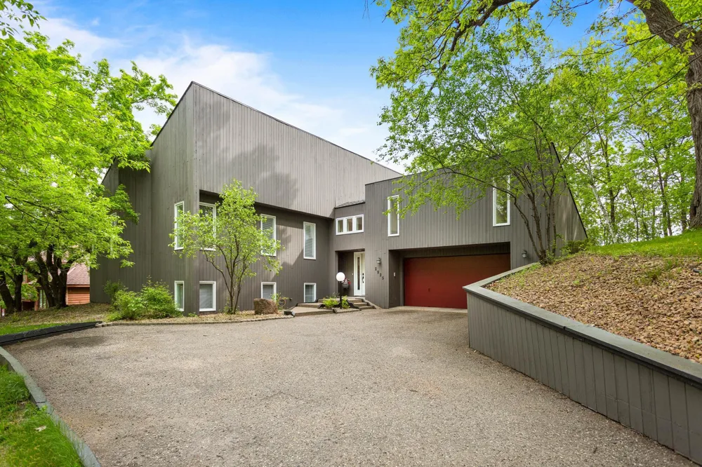 2925 Minnehaha Curve Minnetonka, MN 55391