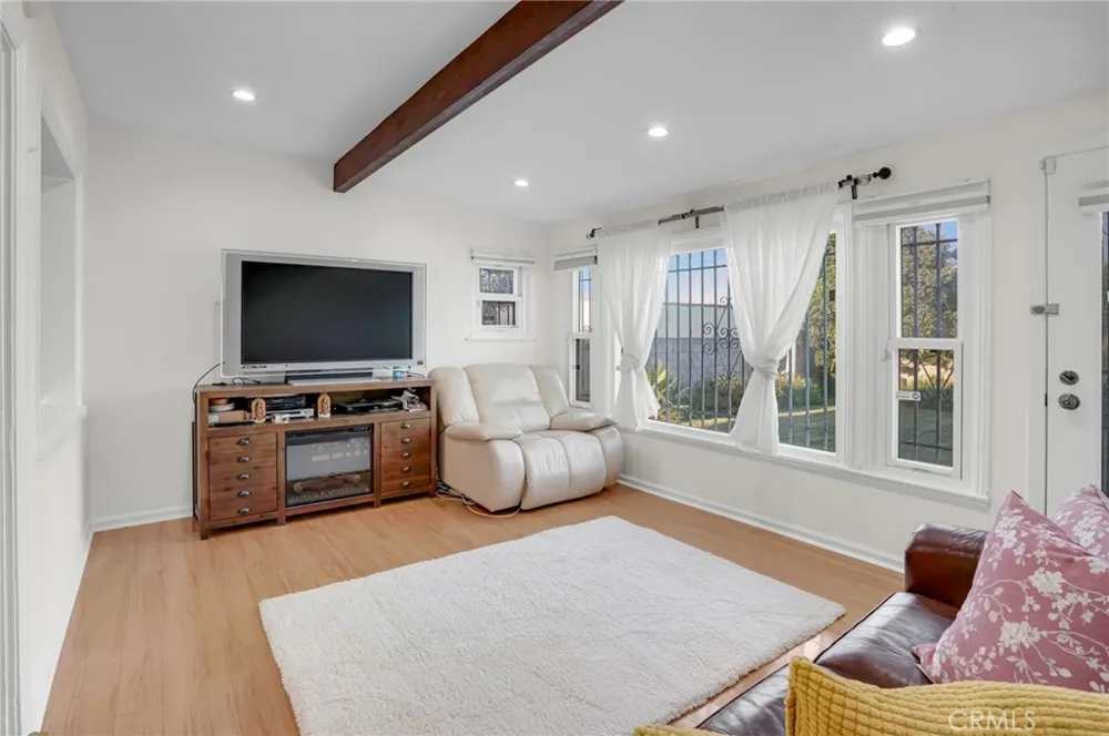 9812 S Denker Los Angeles, CA 90047
