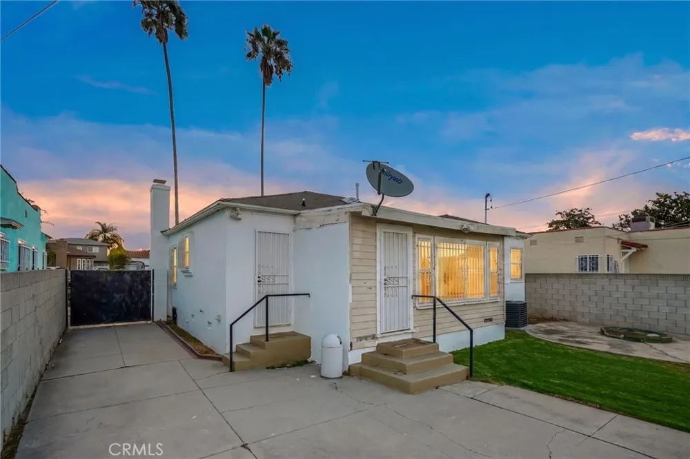 9812 S Denker Los Angeles, CA 90047