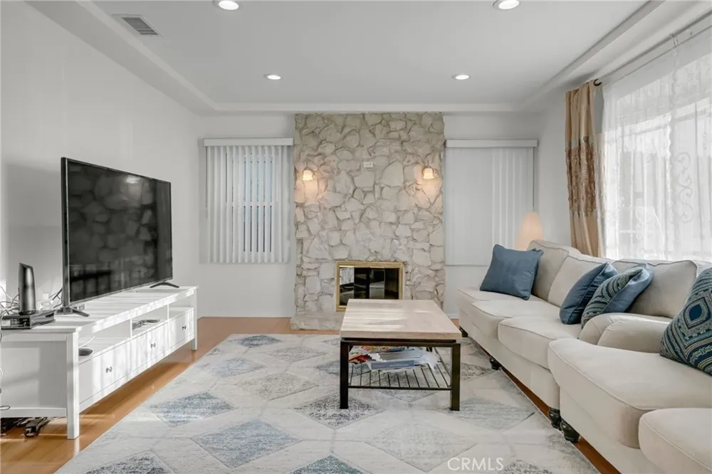 9812 S Denker Los Angeles, CA 90047