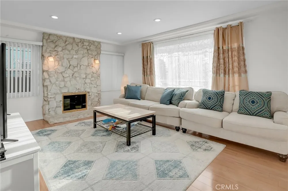 9812 S Denker Los Angeles, CA 90047