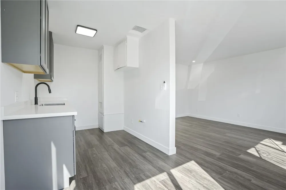 925 W 84th Los Angeles, CA 90044
