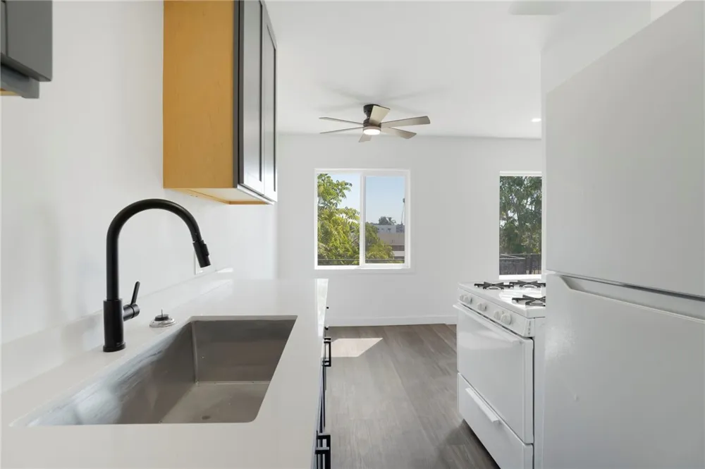 925 W 84th Los Angeles, CA 90044