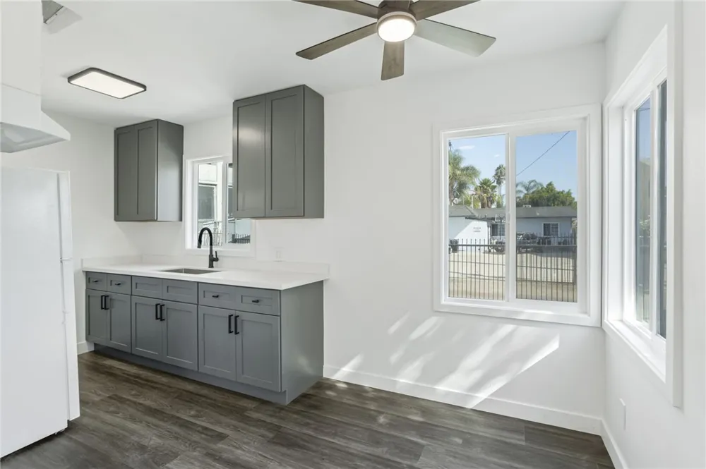 925 W 84th Los Angeles, CA 90044