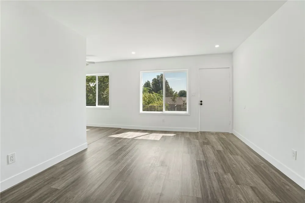 925 W 84th Los Angeles, CA 90044