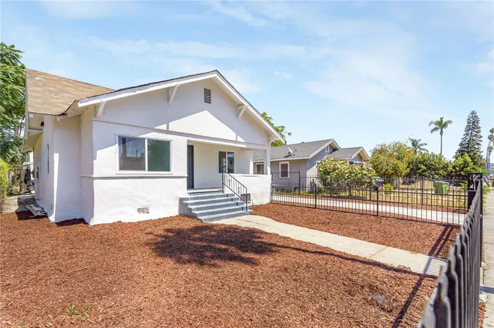 925 W 84th Los Angeles, CA 90044