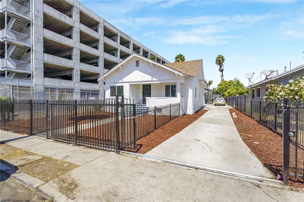 925 W 84th Los Angeles, CA 90044