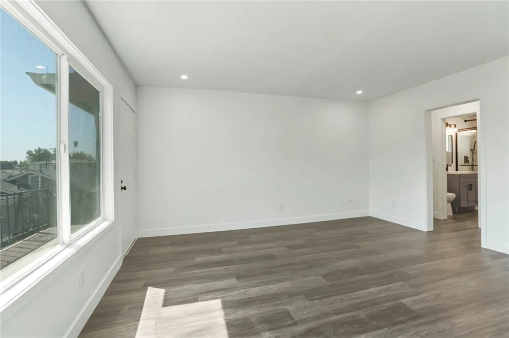 925 W 84th Los Angeles, CA 90044