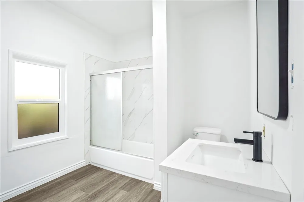 925 W 84th Los Angeles, CA 90044